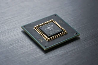 Processeur Intel haut de gamme posé sur une surface en aluminium brossé, montrant les détails du die et des broches de contact dorées